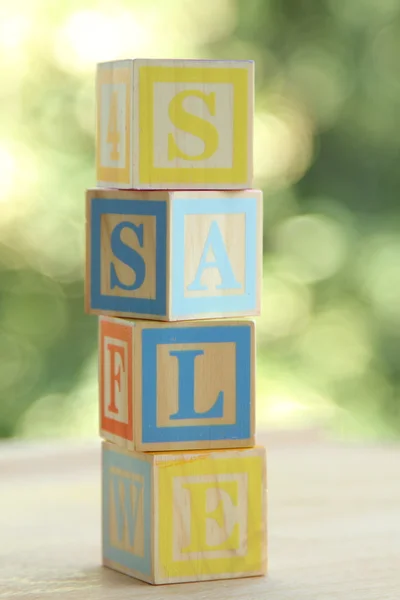 Alfabet voor gemakkelijk leren op een jonge leeftijd. houten blokken kinderen spelling — Stockfoto