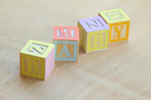 Palabra bebé forrada con bloques de madera para niños para alfabeto de educación primaria — Foto de Stock