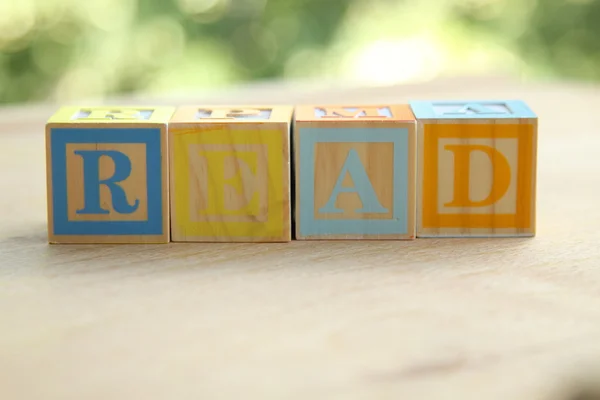 Ordet läsa från barnens alfabet block — Stockfoto