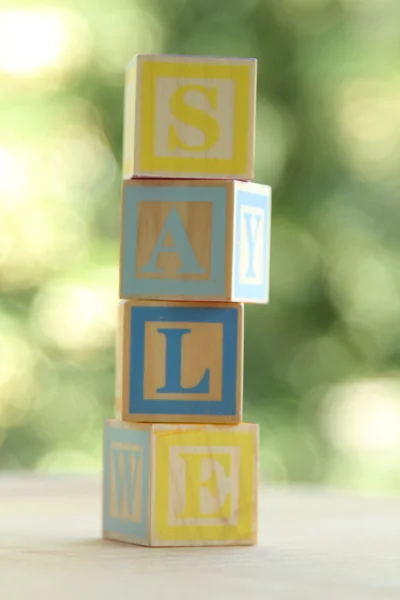 Venta de palabras de bloques de colores infantiles para aprender el alfabeto . —  Fotos de Stock