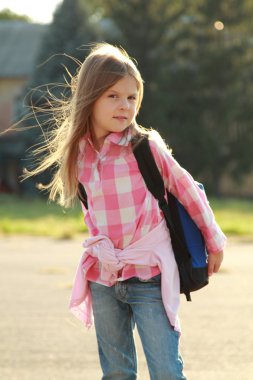 sevimli gülümseyen kız öğrenci