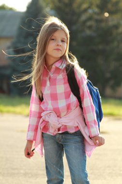 sevimli gülümseyen kız öğrenci