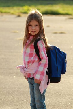 sevimli gülümseyen kız öğrenci