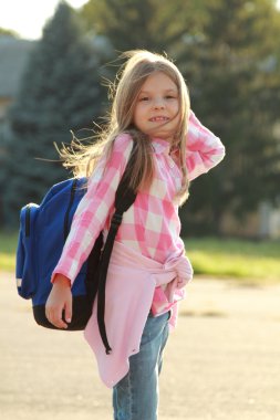 sevimli gülümseyen kız öğrenci