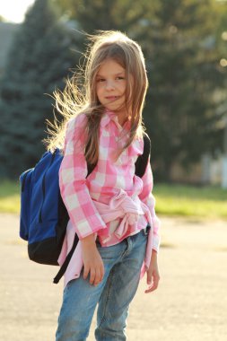 sevimli gülümseyen kız öğrenci