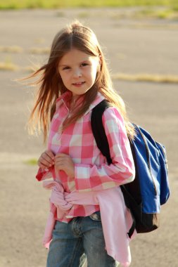 sevimli gülümseyen kız öğrenci