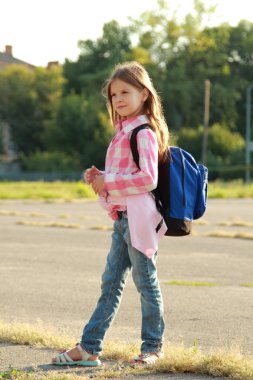 sevimli gülümseyen kız öğrenci