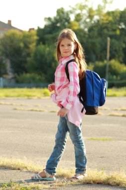 sevimli gülümseyen kız öğrenci