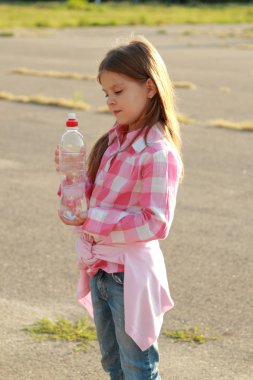 sevimli küçük kız içecekler su