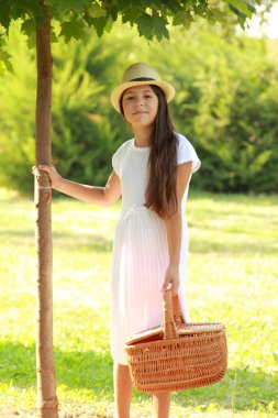 Kız bir piknikte gülüyor