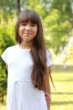 bir piknik sepeti tutan genç kız