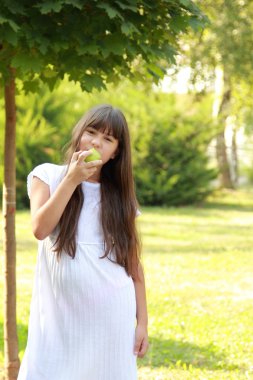 sevimli kız bir armut yiyen