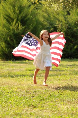 büyük bir Amerikan bayrağı tutan kız