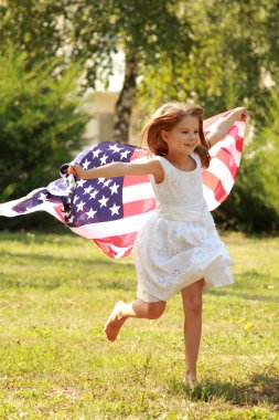 neşeli küçük kız gülümseyerek