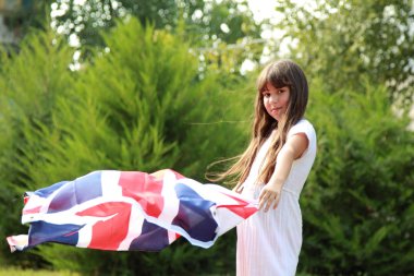 sevimli kız Büyük Britanya bayrağı tutarak