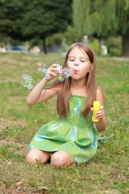 Kız güzel sabun köpüğü ile oynadı