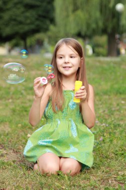 sevimli küçük kız sabun köpüğü üfleme