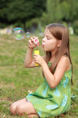 kabarcıklar ile kız