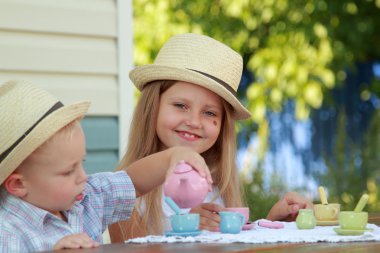 küçük kardeşim ve kız kardeşi oyuncaklar ile oynama