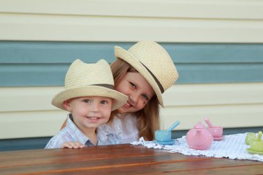 Çocuklar çocuk yemekleri ile oyun