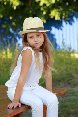 bahçede küçük kıza yürür