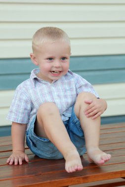 Çocuk masaya ayaklarıyla tırmandım