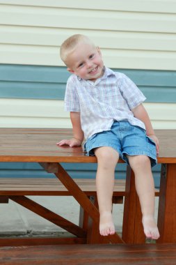 Çocuk masaya ayaklarıyla tırmandım