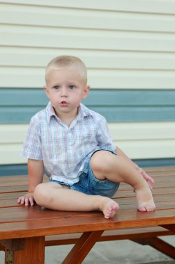 bahçede küçük çocuk oynadı