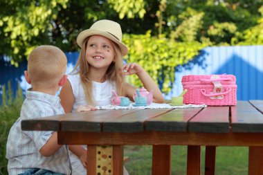 küçük kardeşim ve kız kardeşi oyuncaklar ile oynama