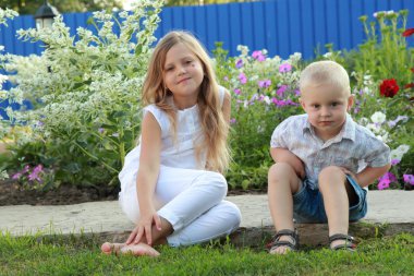 küçük erkek kardeşiyle birlikte oynamak