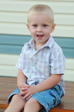 bahçede küçük çocuk oynadı