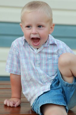 bahçede küçük çocuk oynadı