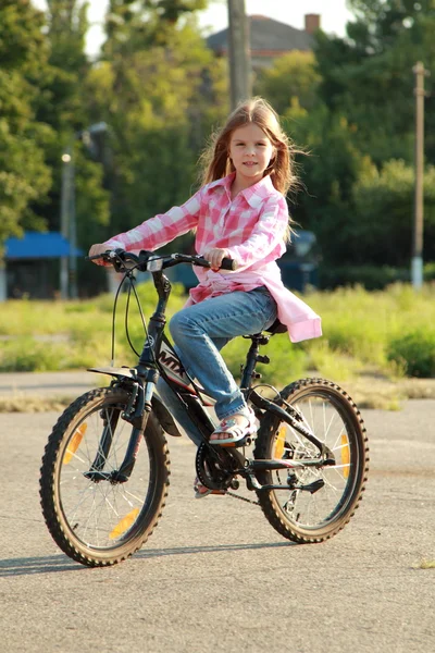 Schöne kaukasische Mädchen — Stockfoto