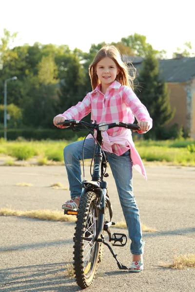 Menina alegre andando de bicicleta — Fotografia de Stock