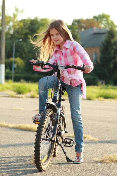 Fröhliches kleines Mädchen auf dem Fahrrad — Stockfoto