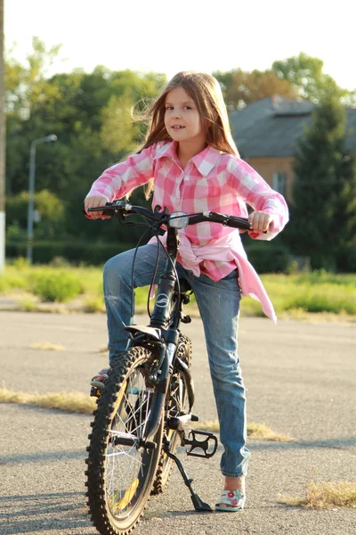 Niña alegre montando una bicicleta — Foto de Stock
