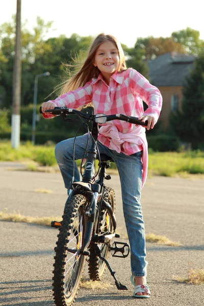 Ragazzina allegra in bicicletta — Foto Stock