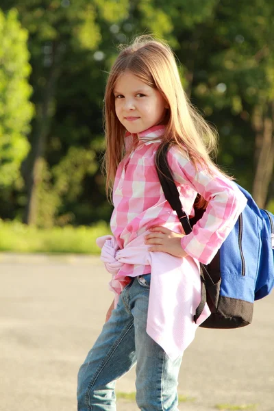 Школярка йде додому зі школи — стокове фото