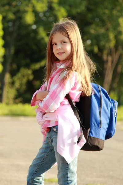 Schülerin läuft von der Schule nach Hause — Stockfoto