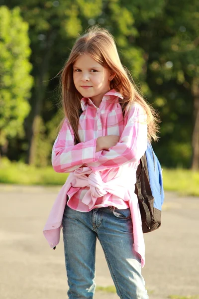 Schoolmeisje home lopen op school — Stockfoto