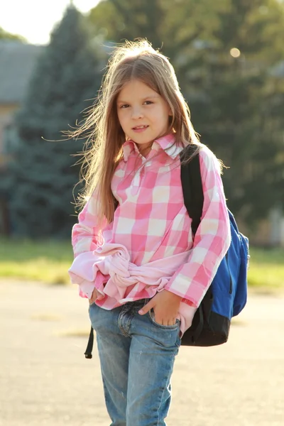 Nettes lächelndes Schulmädchen — Stockfoto