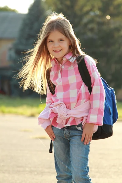 sevimli gülümseyen kız öğrenci