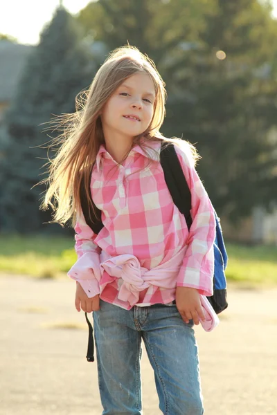 Nettes lächelndes Schulmädchen — Stockfoto