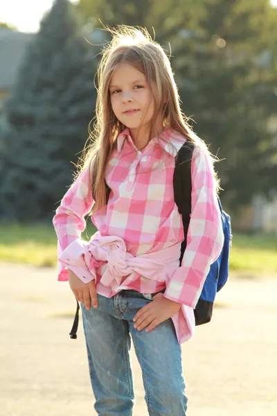 Schattige lachende schoolmeisje — Stockfoto