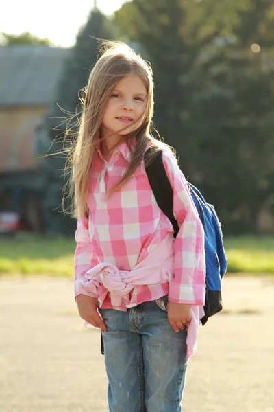 Nettes lächelndes Schulmädchen — Stockfoto