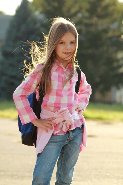 Schattige lachende schoolmeisje — Stockfoto