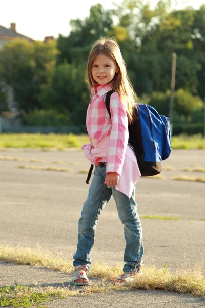 Glücklich Schulmädchen im Freien — Stockfoto