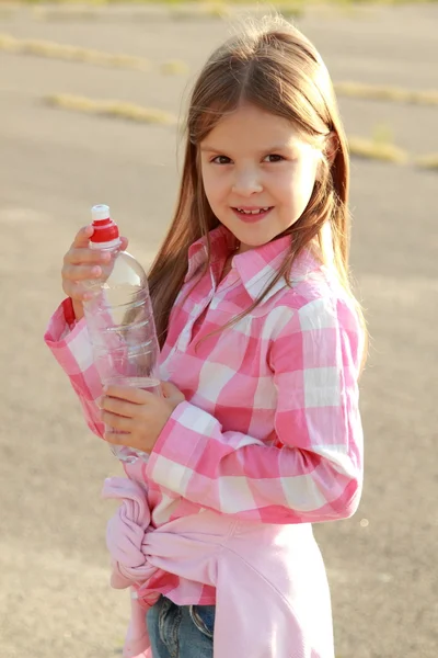 Χαριτωμένο μικρό κορίτσι που πίνει νερό — Φωτογραφία Αρχείου