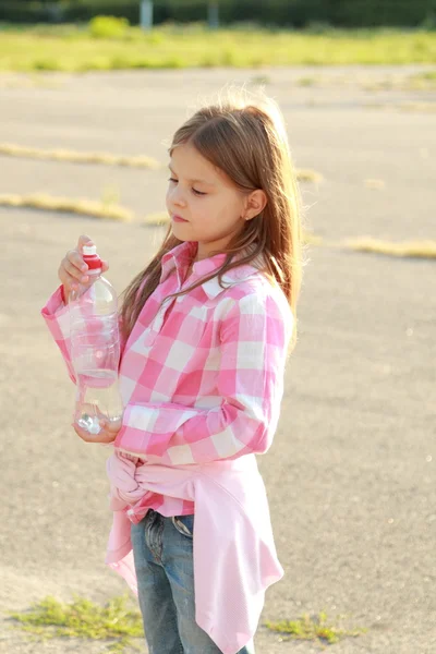 Niedliches kleines Mädchen trinkt Wasser — Stockfoto