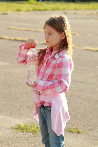Niedliches kleines Mädchen trinkt Wasser — Stockfoto